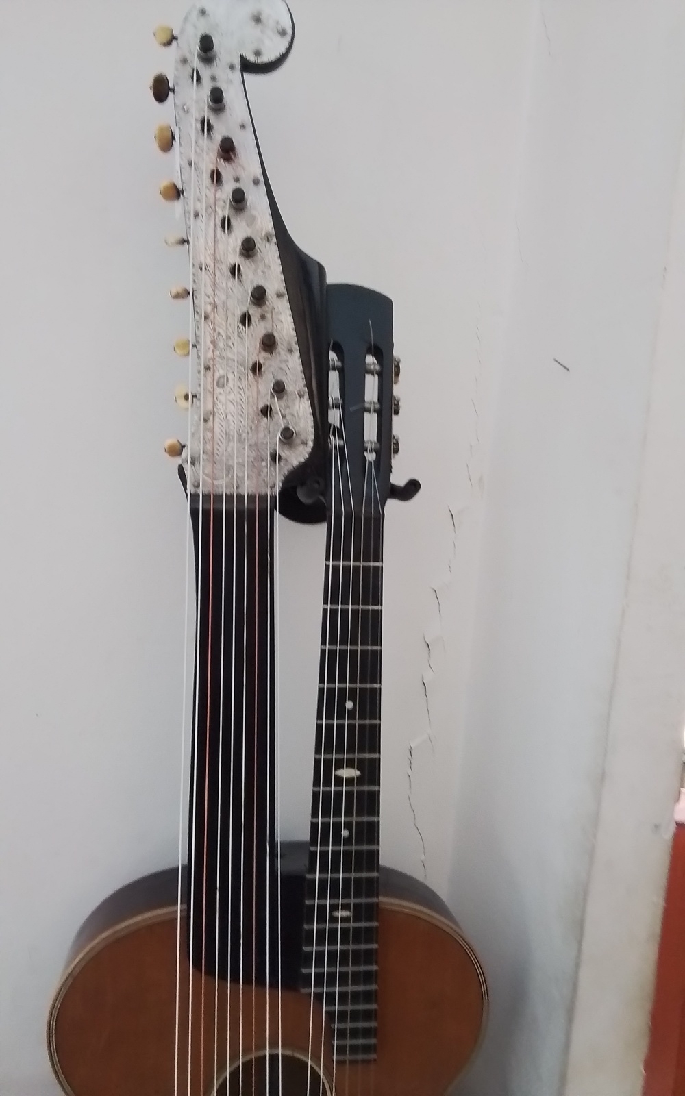 15 saitige Kntragitarre Bild