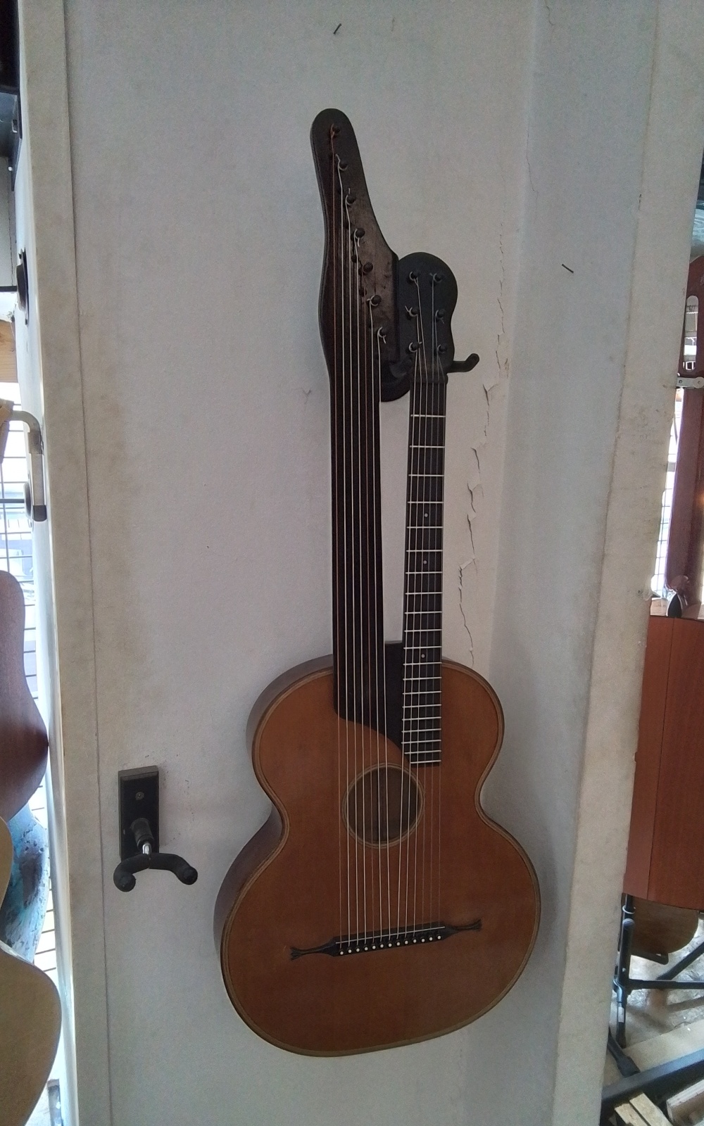13saitige  Kontragitarre Bild