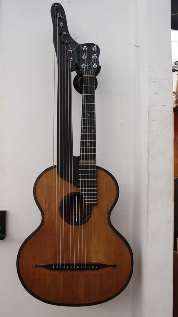 13 saitige Kontragitarre Johann Hlawsa Bild