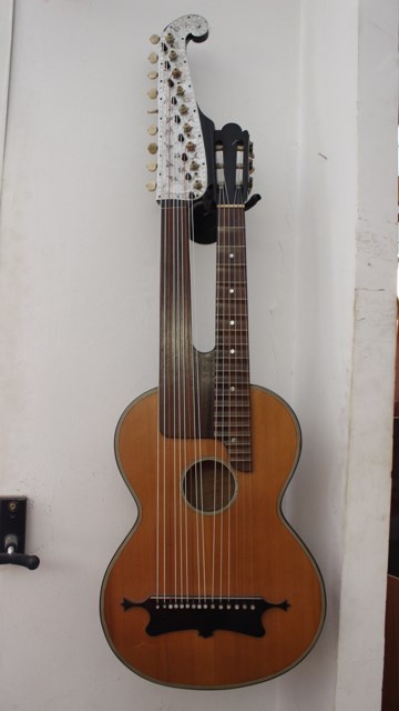 15 saitige Kontragitarre Bild