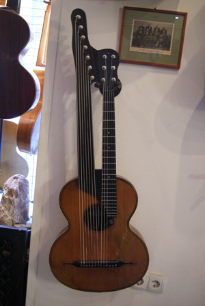 13- saitige Kontragitarre Ludwig Reisinger Bild
