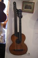 13- saitige Kontragitarre Ludwig Reisinger Bild