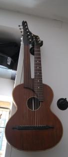 13-saitige Kontragitarre Bild