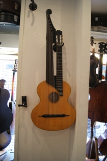 15 saitige Kontragitarre Bild