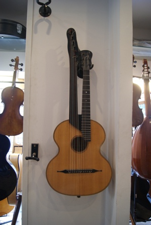 13 saitige Wiener Kontragitarre Bild