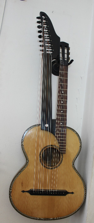 14-saitige Kontragitarre Oskar Maurus Bild
