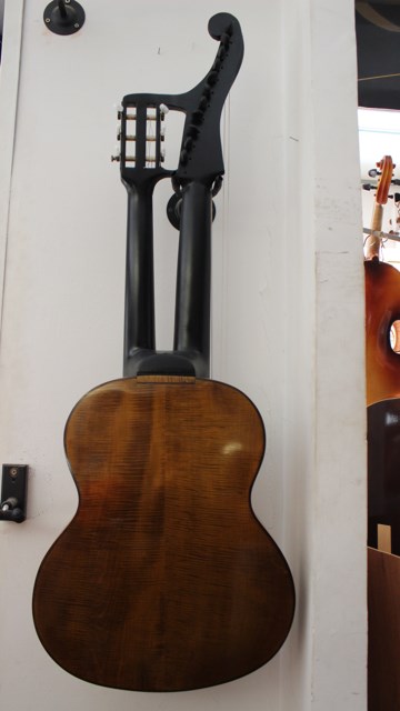 17 saitige Kontragitarre Otto Body Bild