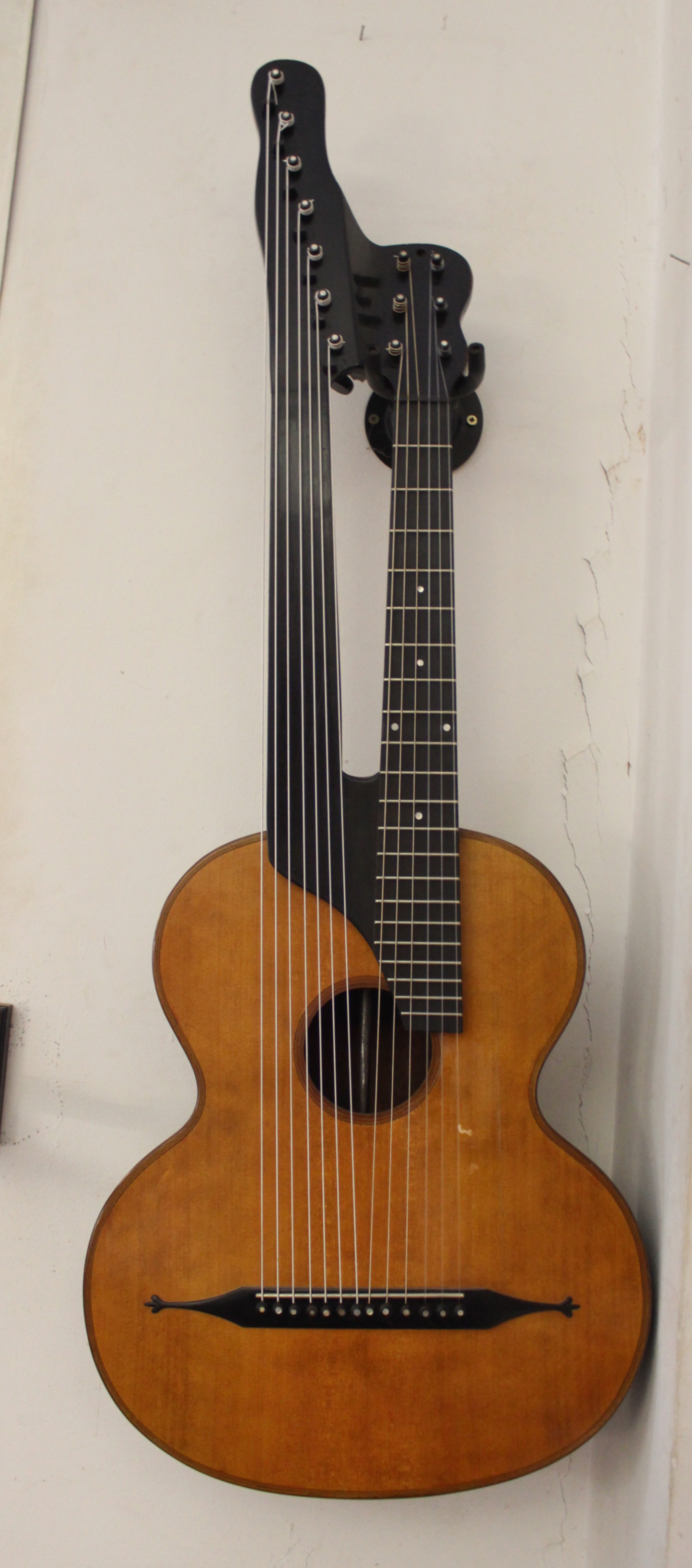 13 saitige Kontragitarre Wendelin Lux Bild