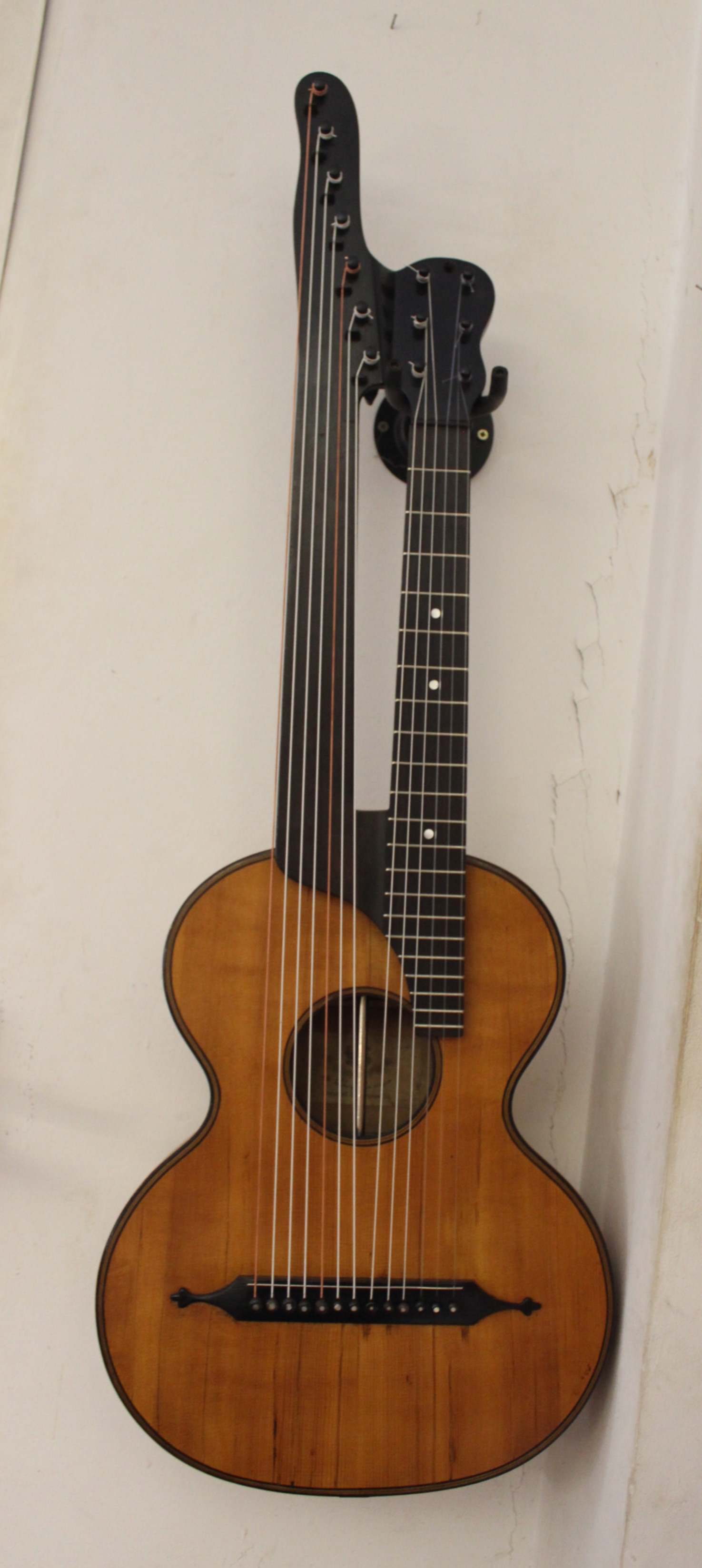 13 saitige Kontragitarre Ludwig Reisinger Bild