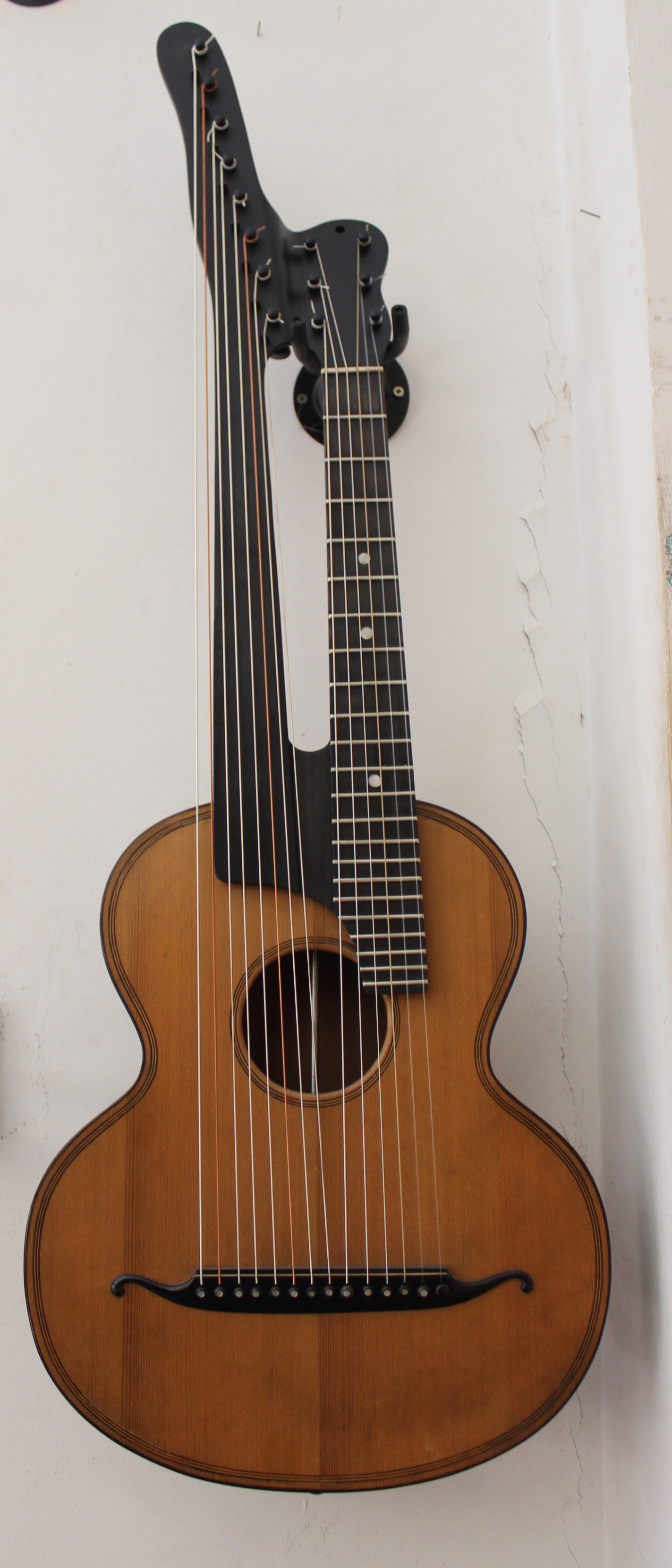 14 saitige Kontragitarre Bild
