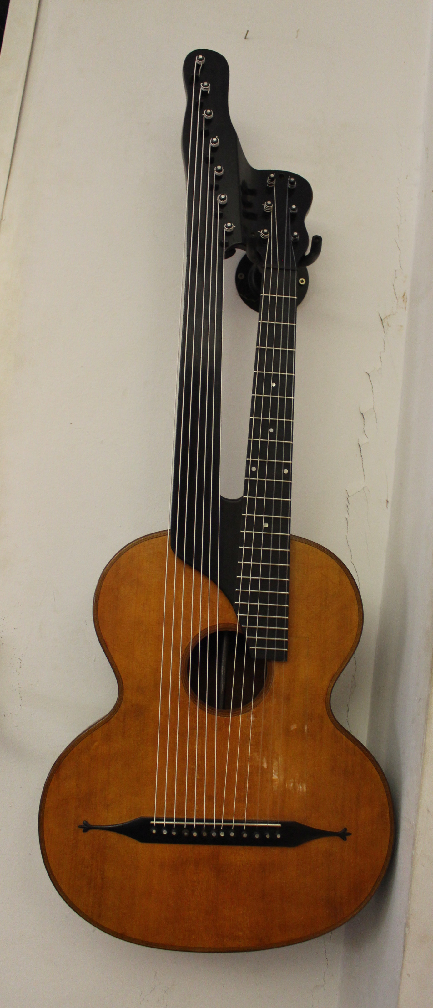 13 saitige Kontragitarre Bild