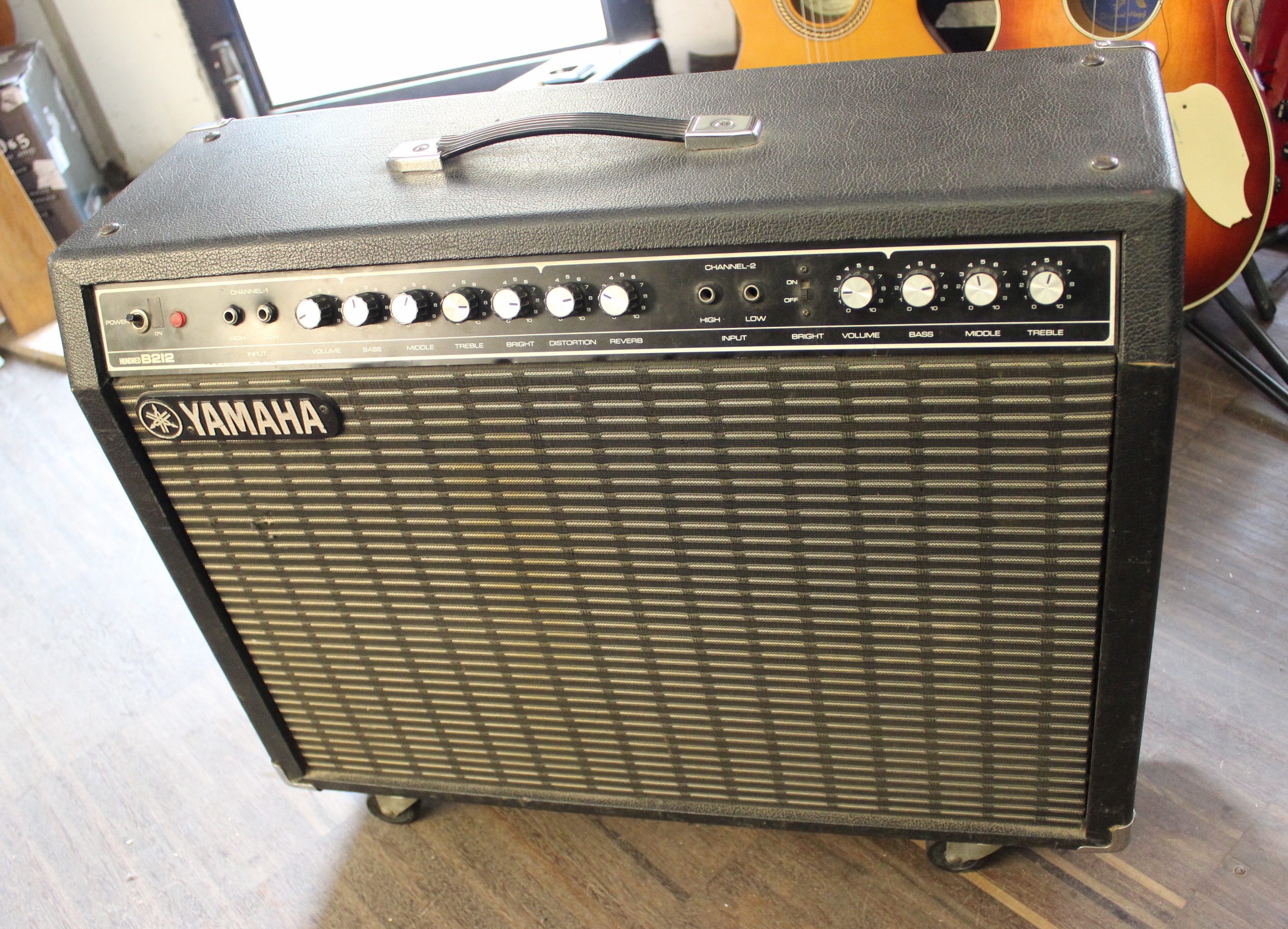 Yamaha hundred B212 Bild